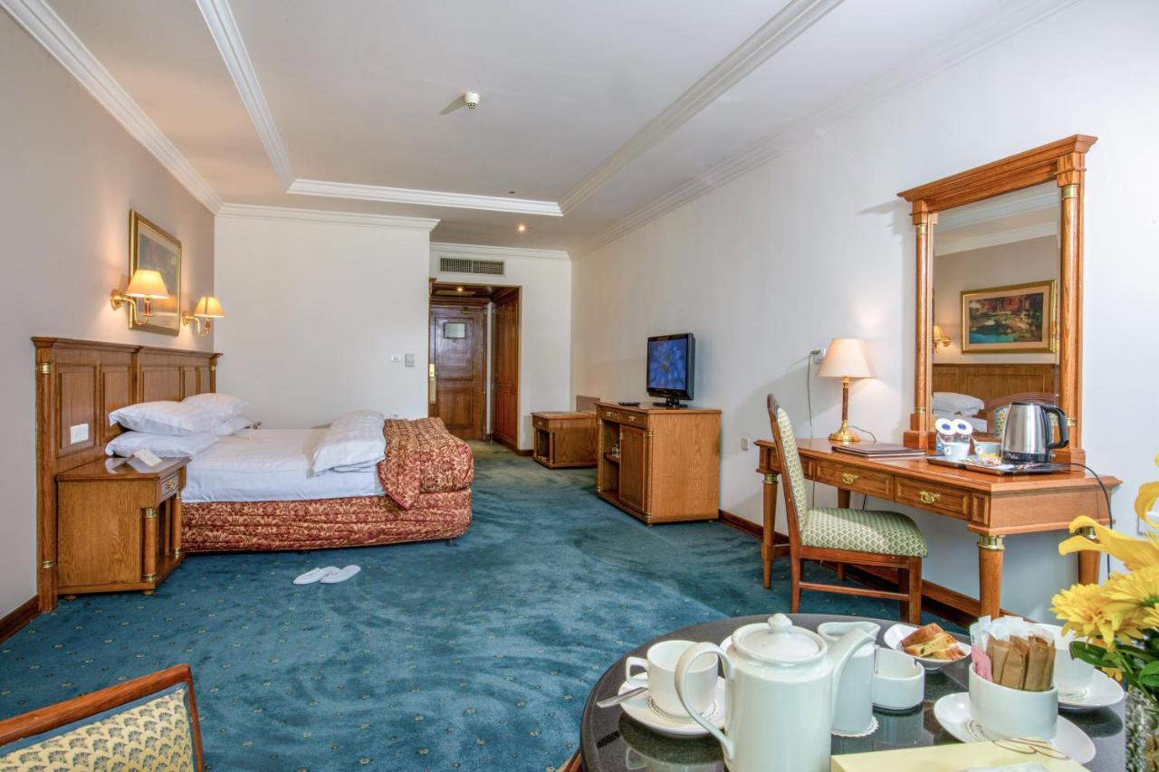Bristol Hotel Amman Buitenkant foto A room at the hotel